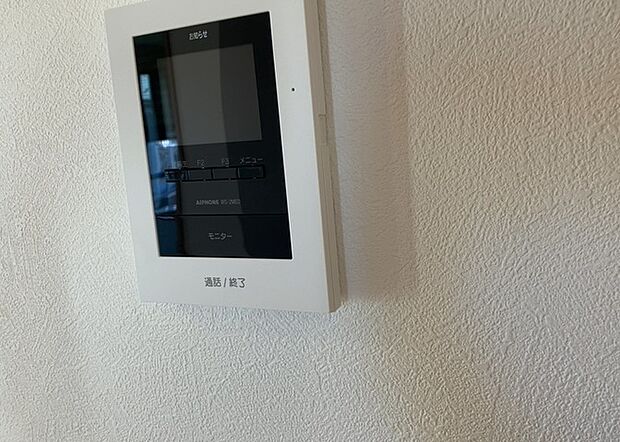 【ＴＶモニター付きインターホン】TVモニター付きインターホンは、来訪者の顔を確認できるだけでなく、音声でやり取りすることもできるため、セキュリティ面で安心できる設備です。モニター画面が大きく見やすいもの、夜間でも来訪者をしっかりと確認できるものなど、機能性を重視したいところです。