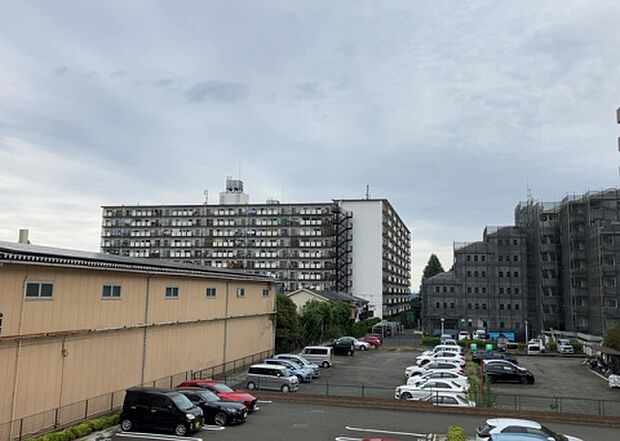 【物件からの展望】眺望を気にして物件を探す場合、前面に建物が建っていないか現地で確認しましょう！前面に建物があると景色はもちろん、日当たりや風通しにも影響が出てきます。住んだ時のことを想像しながら現地見学をしましょう。