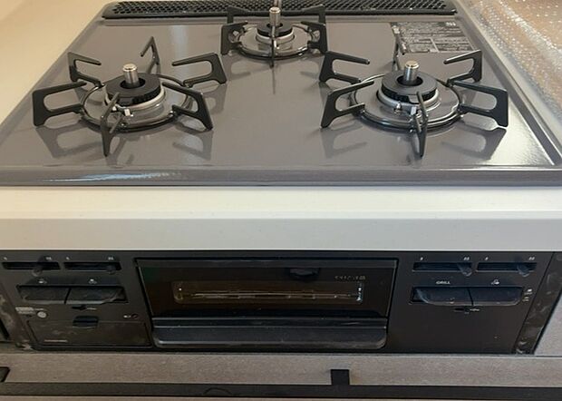 【キッチンコンロ】キッチンコンロは、料理の質を大きく左右する重要な設備です。火力調整のしやすさ、グリル機能の有無、安全装置の充実度など、選ぶポイントがたくさんあります。特に、IHクッキングヒーターは、お手入れのしやすさや安全性が高く、近年人気が高まっています。
