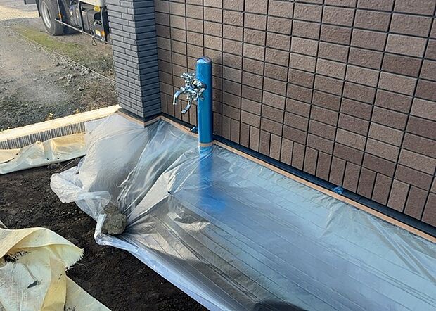 【外水栓】外水栓は、庭の水やりや洗車など、様々な用途に使える便利な設備です。ホースがしっかりと接続できるもの、水圧が安定しているものなど、使い勝手の良いものを選びましょう。また、凍結防止機能が付いているものなら、冬場でも安心して使用できます。