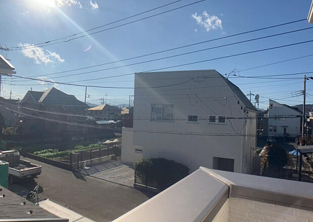 【物件からの展望】眺望を気にして物件を探す場合、前面に建物が建っていないか現地で確認しましょう！前面に建物があると景色はもちろん、日当たりや風通しにも影響が出てきます。住んだ時のことを想像しながら現地見学をしましょう。
