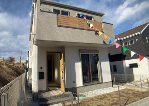 【外観】敷地内には、散水栓や立水栓があります。水道水を直接利用できるため、水を運ぶ手間を省くことが出来ます。大量の水を必要とする洗車作業や清掃などに役立ちます。その他設備とあわせて、現地でご確認ください。