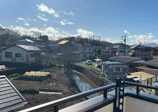 【物件からの展望】眺望を気にして物件を探す場合、前面に建物が建っていないか現地で確認しましょう！前面に建物があると景色はもちろん、日当たりや風通しにも影響が出てきます。住んだ時のことを想像しながら現地見学をしましょう。