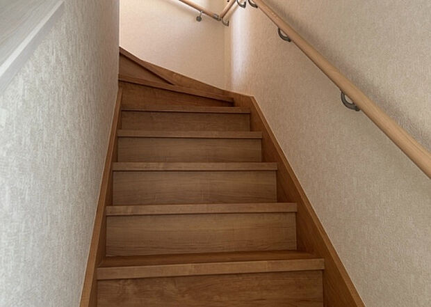 【内装】建物の上下階の通路である階段は、その位置によって動線や室内の印象が大きく左右されます。手摺にも重要な役割があり、転倒の防止・歩行や動作を円滑にして日常生活を支えることを主な目的として設置されています。