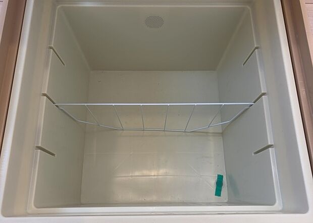 【キッチン床下収納】キッチン床下収納は、調理器具や食器などをスッキリと収納できる便利なスペースです。収納量が多いもの、引き出しがスムーズに開閉するものなど、使い勝手の良いものを選ぶことが大切です。また、湿気がこもりやすい場所なので、通気性の良いものを選ぶこともおすすめです。