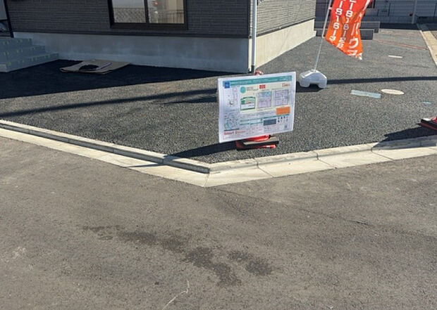【駐車場】敷地内には、散水栓や立水栓があります。水道水を直接利用できるため、水を運ぶ手間を省くことが出来ます。大量の水を必要とする洗車作業や清掃などに役立ちます。その他設備とあわせて、現地でご確認ください。