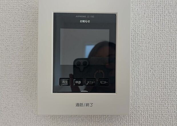 【ＴＶモニター付きインターホン】TVモニター付きインターホンは、来訪者の顔を確認できるだけでなく、音声でやり取りすることもできるため、セキュリティ面で安心できる設備です。モニター画面が大きく見やすいもの、夜間でも来訪者をしっかりと確認できるものなど、機能性を重視したいところです。