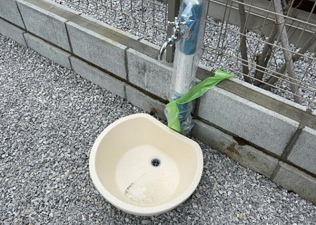 【その他設備】敷地内には、散水栓や立水栓があります。水道水を直接利用できるため、水を運ぶ手間を省くことが出来ます。大量の水を必要とする洗車作業や清掃などに役立ちます。その他設備とあわせて、現地でご確認ください。