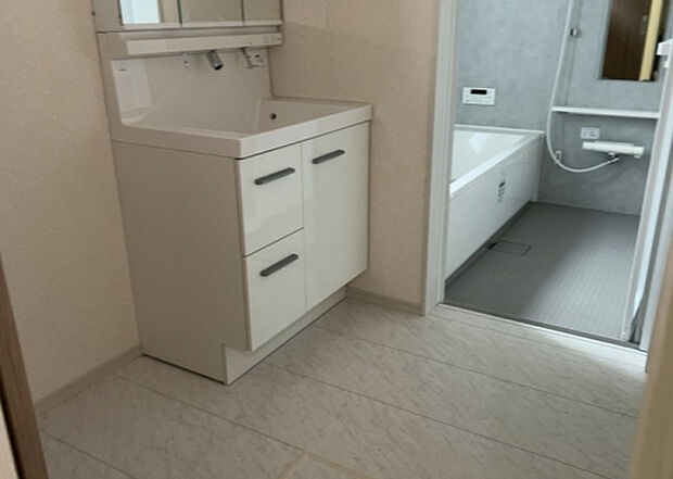 【脱衣場】多くの戸建て住宅で見かける洗面脱衣所は、洗面台と洗濯機が2畳ほどのスペースに並べられていて、洗面所が脱衣所を兼ね備えている間取りが一般的です。お客様が利用することもある、パブリックな空間でもあります。