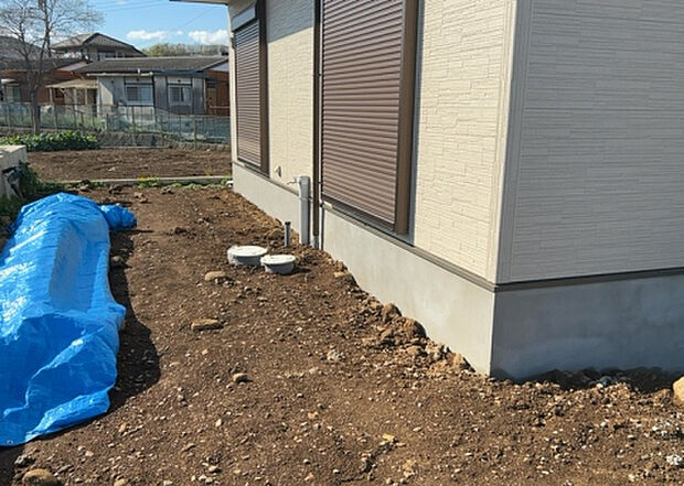 【その他設備】敷地内には、散水栓や立水栓があります。水道水を直接利用できるため、水を運ぶ手間を省くことが出来ます。大量の水を必要とする洗車作業や清掃などに役立ちます。その他設備とあわせて、現地でご確認ください。