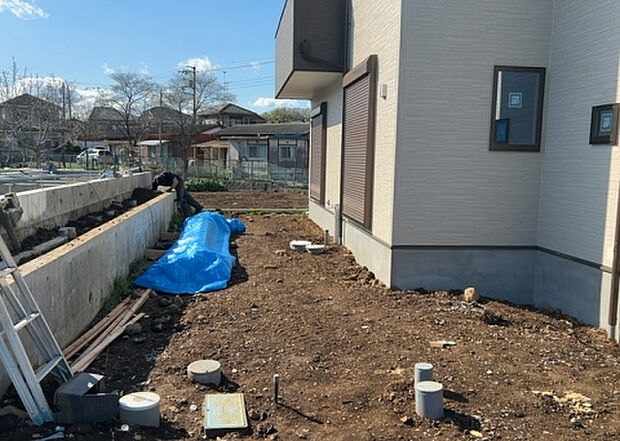 【庭_2】庭のある家に住むことのメリットとして、子どもたちの遊び場を確保できること、ガーデニングや家庭菜園を楽しめること、明るさを確保できることがあります。また、配置を工夫することでプライバシーが確保できます。