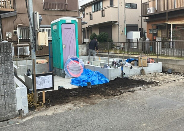 【前面道路含む現地写真_2】前面道路の幅員や歩道の有無、近隣の建物との距離感などは、実際の生活の利便性や安全性に大きく影響します。複数のアングルから前面道路の状況を確認することで、より具体的に生活イメージを描けます。