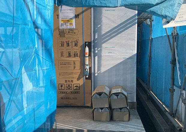 【玄関】玄関は家の顔でもあり、家族以外の目にも止まる場所です。玄関は外との間を仕切る扉、靴などをしまっておく収納スペース、靴脱ぎのたたきスペース、来客とのやり取りをするドアホンなど複数のアイテムからなります。