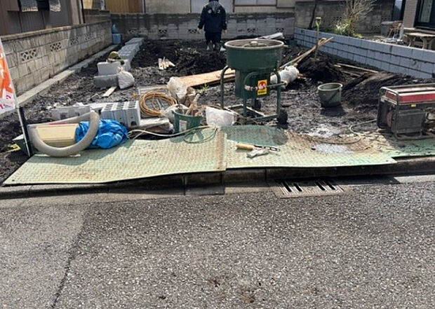 【前面道路含む現地写真_2】前面道路の幅員や歩道の有無、近隣の建物との距離感などは、実際の生活の利便性や安全性に大きく影響します。複数のアングルから前面道路の状況を確認することで、より具体的に生活イメージを描けます。