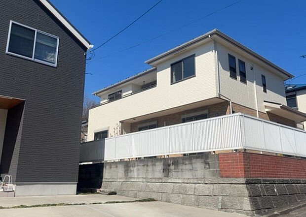【物件からの展望_2】眺望を気にして物件を探す場合、前面に建物が建っていないか現地で確認しましょう！前面に建物があると景色はもちろん、日当たりや風通しにも影響が出てきます。住んだ時のことを想像しながら現地見学をしましょう。