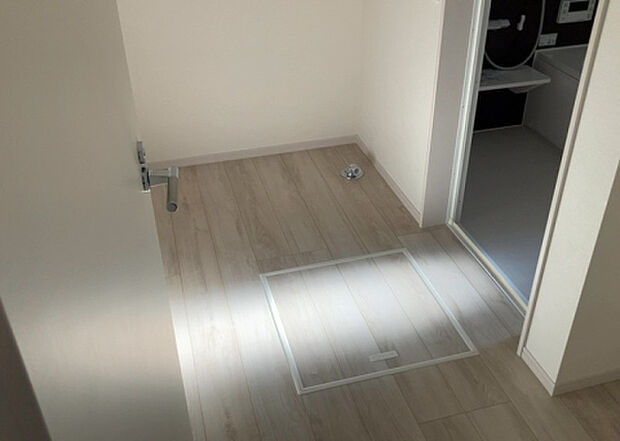 【脱衣場】多くの戸建て住宅で見かける洗面脱衣所は、洗面台と洗濯機が2畳ほどのスペースに並べられていて、洗面所が脱衣所を兼ね備えている間取りが一般的です。お客様が利用することもある、パブリックな空間でもあります。