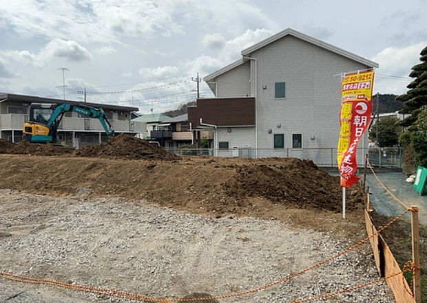 【外観_3】現地に行くなら、物件の周囲の地形がどうなっているかを見ることも大切です。周辺より低くなっている土地では、大雨などで水が集まりやすいため、地盤が弱くなっているということも考えられるため、注意が必要です。