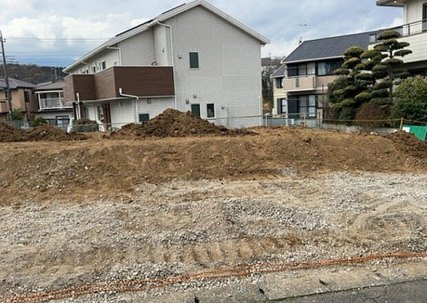 【構造・工法・仕様_2】ベタ基礎とは、柱の位置に関係なく全体に基礎がある事を指し、面積が大きい分建物の重さを全体に分散できます。また、地面からの湿気や害虫を遮断でき、木造住宅で心配されるシロアリ被害を防ぐ効果も期待できます。