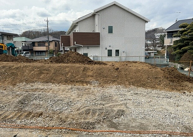 【庭_2】庭のある家に住むことのメリットとして、子どもたちの遊び場を確保できること、ガーデニングや家庭菜園を楽しめること、明るさを確保できることがあります。また、配置を工夫することでプライバシーが確保できます。