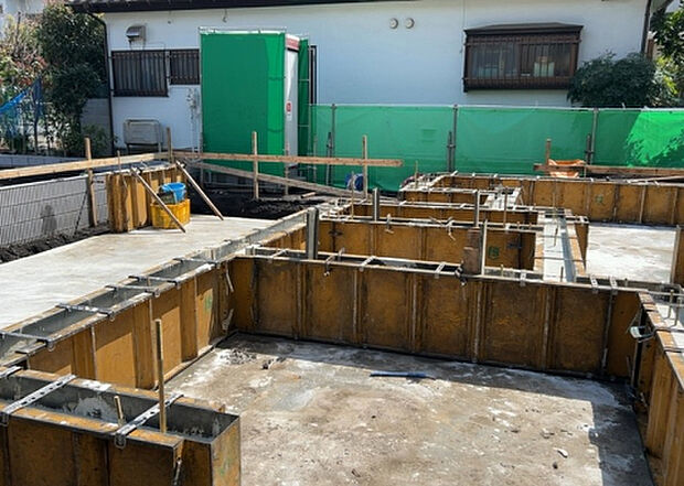 【外観_3】現地に行くなら、物件の周囲の地形がどうなっているかを見ることも大切です。周辺より低くなっている土地では、大雨などで水が集まりやすいため、地盤が弱くなっているということも考えられるため、注意が必要です。