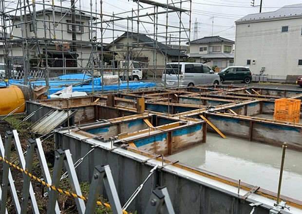 【玄関】玄関は家の顔でもあり、家族以外の目にも止まる場所です。玄関は外との間を仕切る扉、靴などをしまっておく収納スペース、靴脱ぎのたたきスペース、来客とのやり取りをするドアホンなど複数のアイテムからなります。