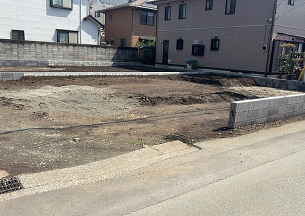 【外観_3】現地に行くなら、物件の周囲の地形がどうなっているかを見ることも大切です。周辺より低くなっている土地では、大雨などで水が集まりやすいため、地盤が弱くなっているということも考えられるため、注意が必要です。