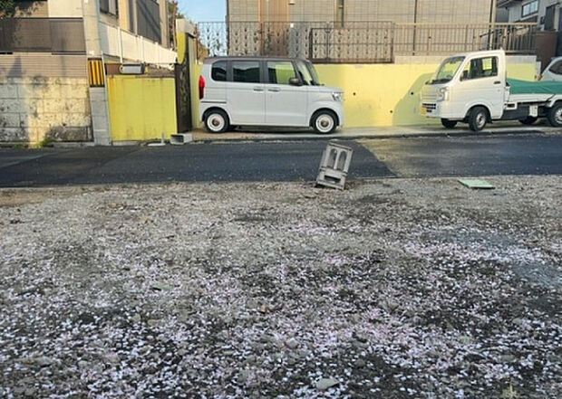 【庭_2】庭のある家に住むことのメリットとして、子どもたちの遊び場を確保できること、ガーデニングや家庭菜園を楽しめること、明るさを確保できることがあります。また、配置を工夫することでプライバシーが確保できます。