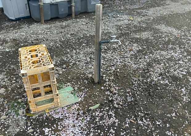 【その他設備】敷地内には、散水栓や立水栓があります。水道水を直接利用できるため、水を運ぶ手間を省くことが出来ます。大量の水を必要とする洗車作業や清掃などに役立ちます。その他設備とあわせて、現地でご確認ください。