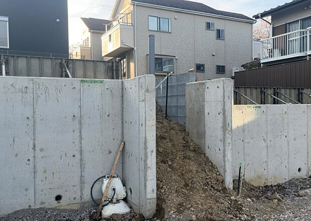 【玄関_2】玄関は、狭すぎると複数人で使いにくく、広すぎても無駄な空間になりがちです。最低2畳を目安にして、家の広さとの兼ね合いや家族の人数を考慮して決めるとよいでしょう。現地を見学して快適な玄関を選びましょう！