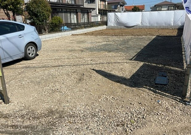 【前面道路含む現地写真_2】前面道路の幅員や歩道の有無、近隣の建物との距離感などは、実際の生活の利便性や安全性に大きく影響します。複数のアングルから前面道路の状況を確認することで、より具体的に生活イメージを描けます。