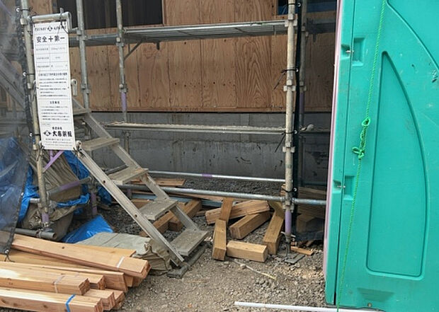 【構造・工法・仕様_2】ベタ基礎とは、柱の位置に関係なく全体に基礎がある事を指し、面積が大きい分建物の重さを全体に分散できます。また、地面からの湿気や害虫を遮断でき、木造住宅で心配されるシロアリ被害を防ぐ効果も期待できます。