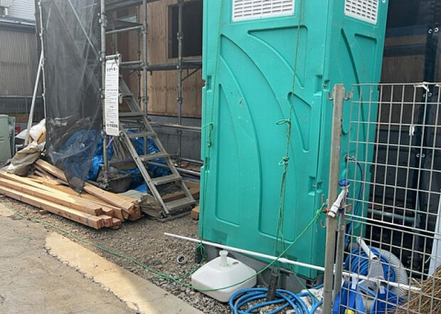 【庭_2】庭のある家に住むことのメリットとして、子どもたちの遊び場を確保できること、ガーデニングや家庭菜園を楽しめること、明るさを確保できることがあります。また、配置を工夫することでプライバシーが確保できます。