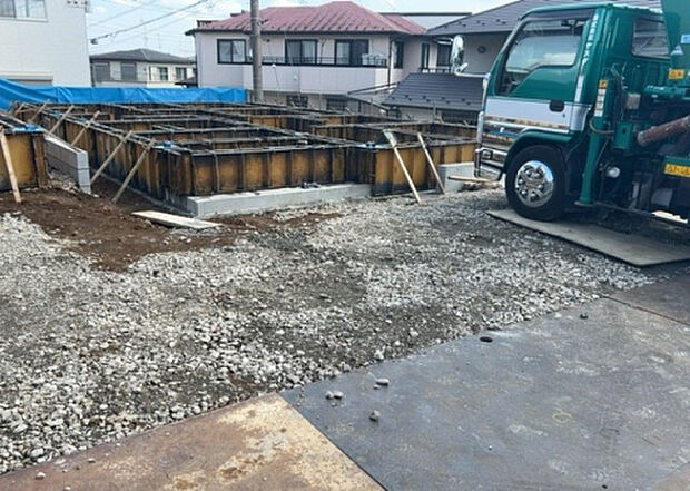 【庭_2】庭のある家に住むことのメリットとして、子どもたちの遊び場を確保できること、ガーデニングや家庭菜園を楽しめること、明るさを確保できることがあります。また、配置を工夫することでプライバシーが確保できます。