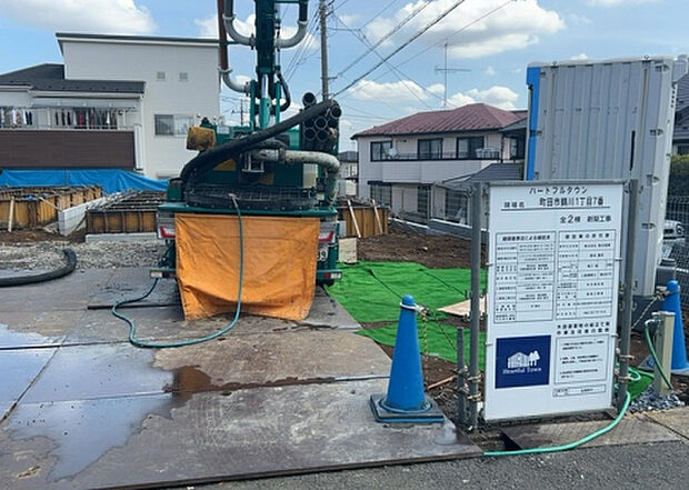 【前面道路含む現地写真_2】前面道路の幅員や歩道の有無、近隣の建物との距離感などは、実際の生活の利便性や安全性に大きく影響します。複数のアングルから前面道路の状況を確認することで、より具体的に生活イメージを描けます。