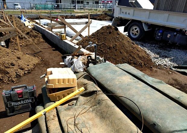 【その他設備】敷地内には、散水栓や立水栓があります。水道水を直接利用できるため、水を運ぶ手間を省くことが出来ます。大量の水を必要とする洗車作業や清掃などに役立ちます。その他設備とあわせて、現地でご確認ください。