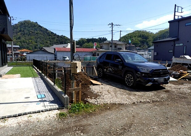 【前面道路含む現地写真_2】前面道路の幅員や歩道の有無、近隣の建物との距離感などは、実際の生活の利便性や安全性に大きく影響します。複数のアングルから前面道路の状況を確認することで、より具体的に生活イメージを描けます。