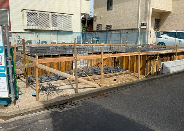 【駐車場_2】駐車場と明記されていても、最小スペースでつくられた駐車場だと大型車は駐車できなかったり、出入りしにくくなったりする可能性があります。お車のサイズと購入したい物件の駐車場のサイズを現地で確認しましょう。