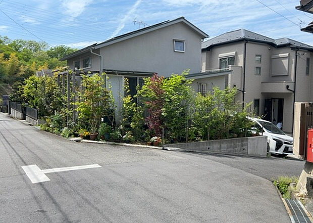 【物件からの展望_2】眺望を気にして物件を探す場合、前面に建物が建っていないか現地で確認しましょう！前面に建物があると景色はもちろん、日当たりや風通しにも影響が出てきます。住んだ時のことを想像しながら現地見学をしましょう。
