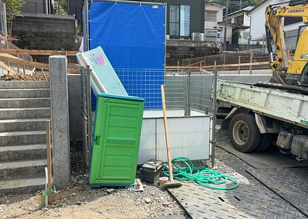 【構造・工法・仕様_2】ベタ基礎とは、柱の位置に関係なく全体に基礎がある事を指し、面積が大きい分建物の重さを全体に分散できます。また、地面からの湿気や害虫を遮断でき、木造住宅で心配されるシロアリ被害を防ぐ効果も期待できます。