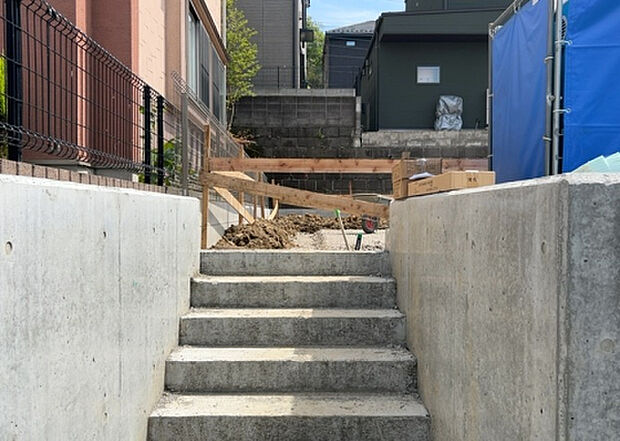 【玄関_2】玄関は、狭すぎると複数人で使いにくく、広すぎても無駄な空間になりがちです。最低2畳を目安にして、家の広さとの兼ね合いや家族の人数を考慮して決めるとよいでしょう。現地を見学して快適な玄関を選びましょう！