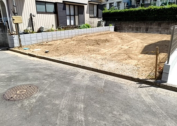 【前面道路含む現地写真_2】前面道路の幅員や歩道の有無、近隣の建物との距離感などは、実際の生活の利便性や安全性に大きく影響します。複数のアングルから前面道路の状況を確認することで、より具体的に生活イメージを描けます。