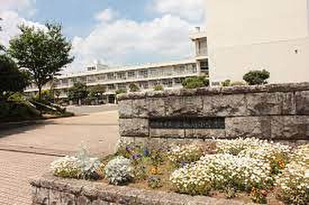 上鶴間小学校（約421m）
