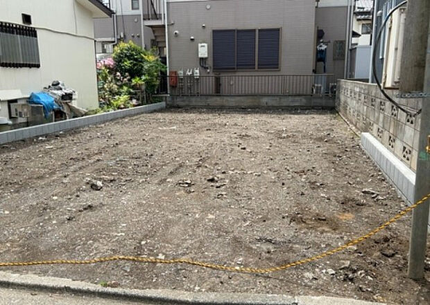 【駐車場_2】駐車場と明記されていても、最小スペースでつくられた駐車場だと大型車は駐車できなかったり、出入りしにくくなったりする可能性があります。お車のサイズと購入したい物件の駐車場のサイズを現地で確認しましょう。