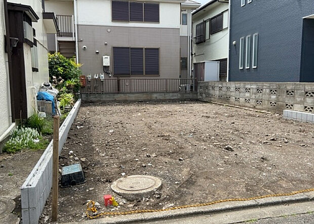【構造・工法・仕様_2】ベタ基礎とは、柱の位置に関係なく全体に基礎がある事を指し、面積が大きい分建物の重さを全体に分散できます。また、地面からの湿気や害虫を遮断でき、木造住宅で心配されるシロアリ被害を防ぐ効果も期待できます。