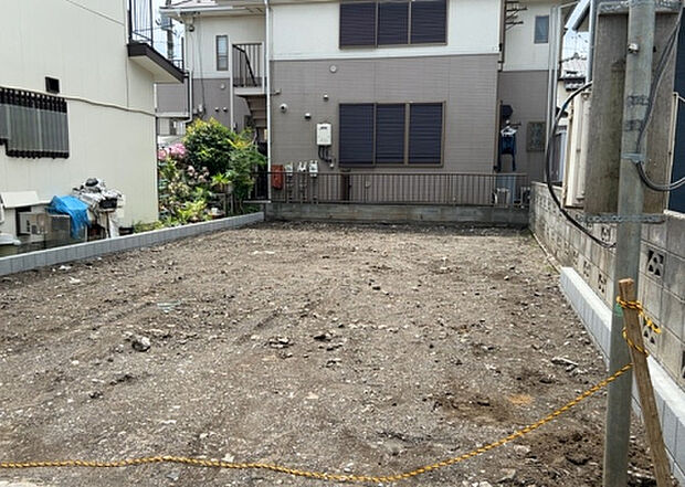 【玄関_2】玄関は、狭すぎると複数人で使いにくく、広すぎても無駄な空間になりがちです。最低2畳を目安にして、家の広さとの兼ね合いや家族の人数を考慮して決めるとよいでしょう。現地を見学して快適な玄関を選びましょう！