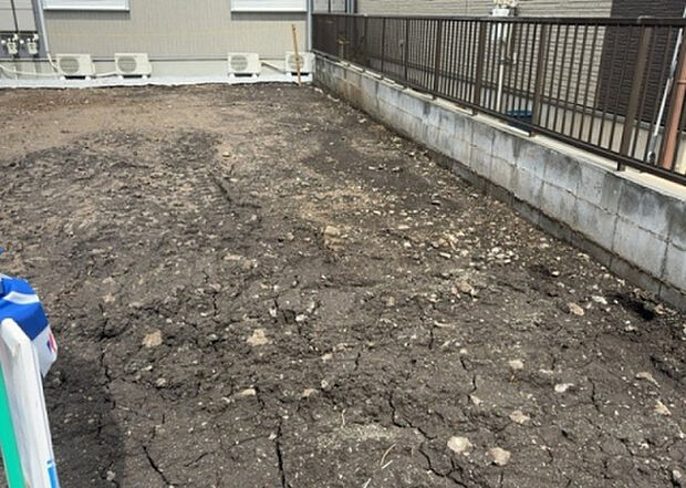 【玄関】玄関は家の顔でもあり、家族以外の目にも止まる場所です。玄関は外との間を仕切る扉、靴などをしまっておく収納スペース、靴脱ぎのたたきスペース、来客とのやり取りをするドアホンなど複数のアイテムからなります。