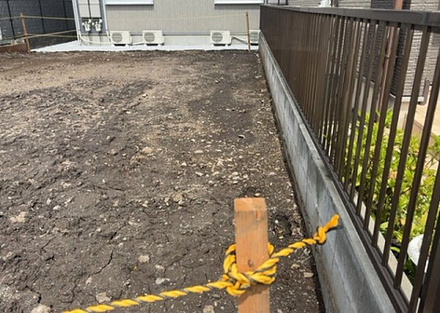 【玄関_2】玄関は、狭すぎると複数人で使いにくく、広すぎても無駄な空間になりがちです。最低2畳を目安にして、家の広さとの兼ね合いや家族の人数を考慮して決めるとよいでしょう。現地を見学して快適な玄関を選びましょう！