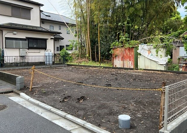 【玄関_2】玄関は、狭すぎると複数人で使いにくく、広すぎても無駄な空間になりがちです。最低2畳を目安にして、家の広さとの兼ね合いや家族の人数を考慮して決めるとよいでしょう。現地を見学して快適な玄関を選びましょう！