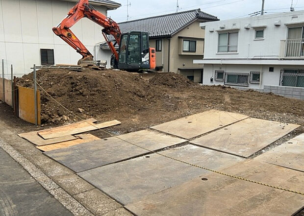 【構造・工法・仕様_2】ベタ基礎とは、柱の位置に関係なく全体に基礎がある事を指し、面積が大きい分建物の重さを全体に分散できます。また、地面からの湿気や害虫を遮断でき、木造住宅で心配されるシロアリ被害を防ぐ効果も期待できます。