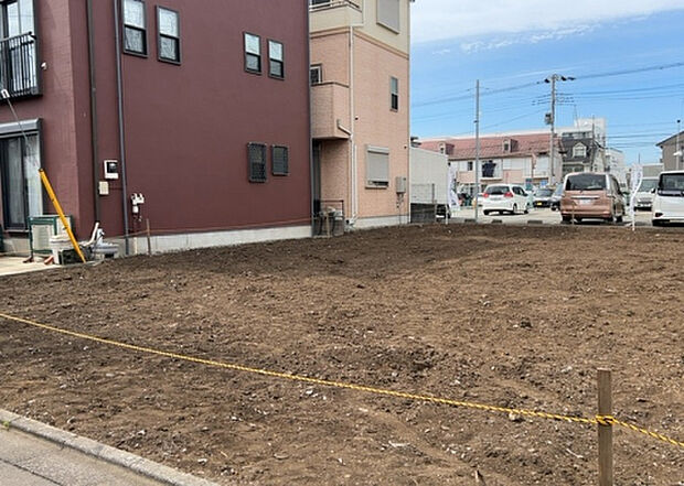 【外観_3】現地に行くなら、物件の周囲の地形がどうなっているかを見ることも大切です。周辺より低くなっている土地では、大雨などで水が集まりやすいため、地盤が弱くなっているということも考えられるため、注意が必要です。